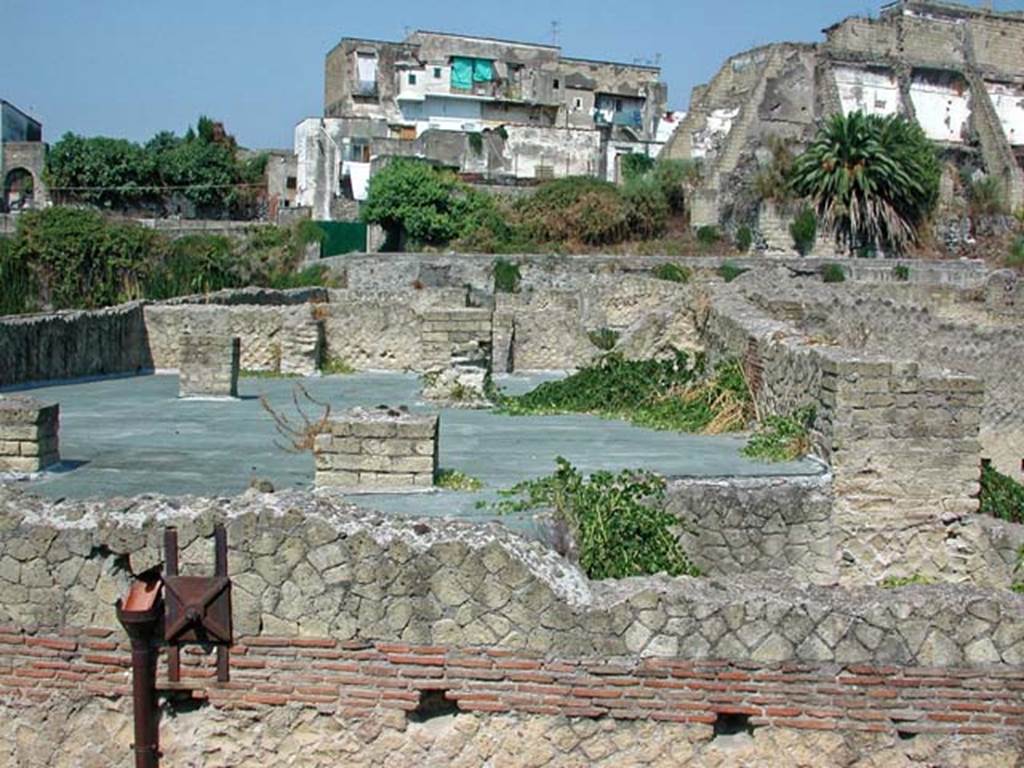 VI.8, on left, VI.9, on right. September 2003. Detail of upper facade, and roof area originally attics and terraces.
Looking west. Photo courtesy of Nicolas Monteix.